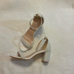 White pearl heels size 8. Brand: Beauty Admire
